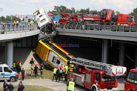 Wypadek miejskiego autobusu na wiadukcie S8