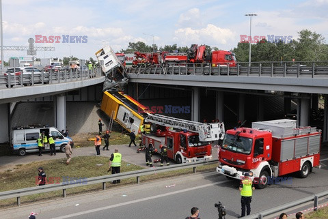 Wypadek miejskiego autobusu na wiadukcie S8