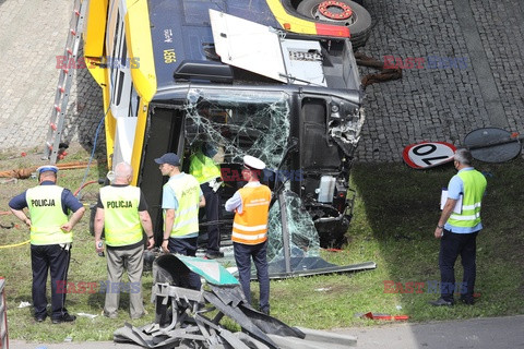 Wypadek miejskiego autobusu na wiadukcie S8