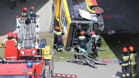 Wypadek miejskiego autobusu na wiadukcie S8