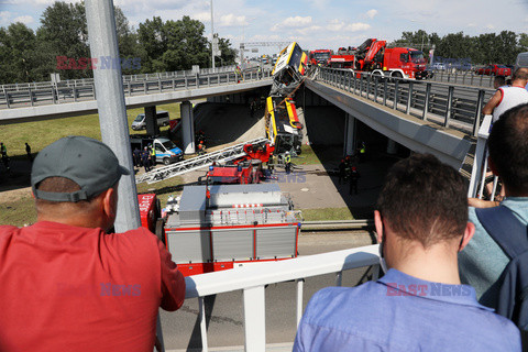 Wypadek miejskiego autobusu na wiadukcie S8