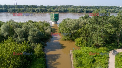 Wysoki stan wody w Wiśle w Warszawie