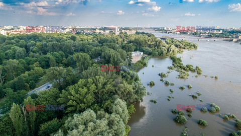 Wysoki stan wody w Wiśle w Warszawie