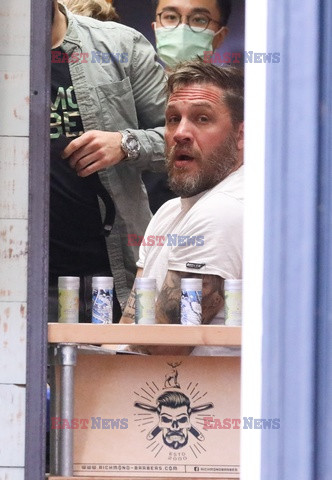 Tom Hardy z synem u fryzjera