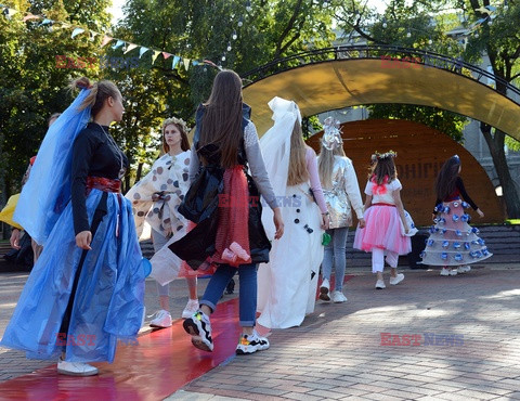 Pokaz mody śmietnikowej na Ukrainie z okazji World Cleanup Day