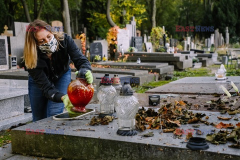 Sesja - sprzątanie grobów przed dniem Wszystkich Świętych