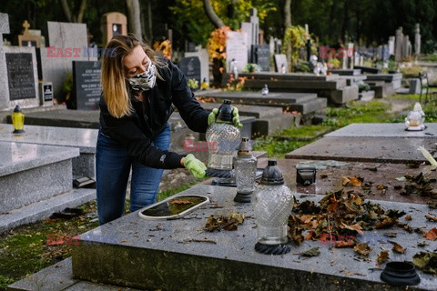 Sesja - sprzątanie grobów przed dniem Wszystkich Świętych