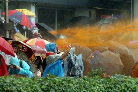 OMON pałuje demonstrantów na Białorusi