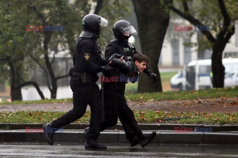 OMON pałuje demonstrantów na Białorusi