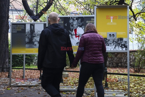 Zniszczona wystawa o Janie Pawle II na krakowskich plantach