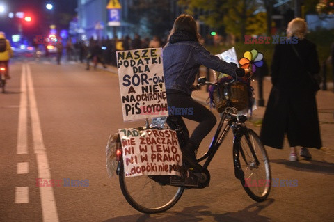 Strajk Kobiet protestuje przed Sejmem