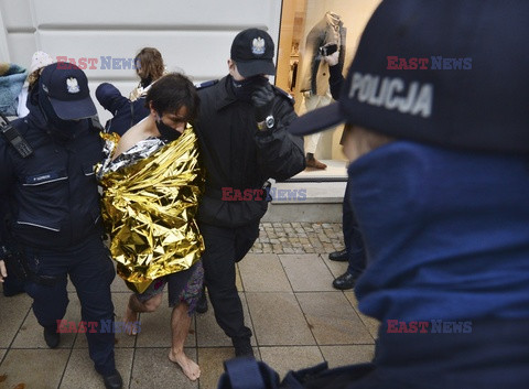 Nagi happening przed Pałacem Prezydenckim