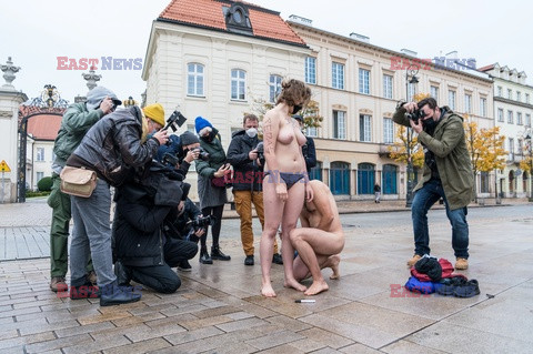 Nagi happening przed Pałacem Prezydenckim