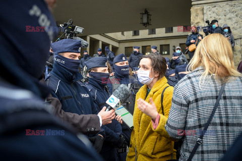 Pikieta solidarnościowa Strajku Kobiet przed sądem