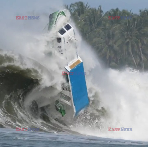 Fala rozbiła łódź na Bali