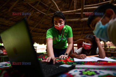 Nauczycielka z Panamy dociera do swoich uczniów pirogą - AFP