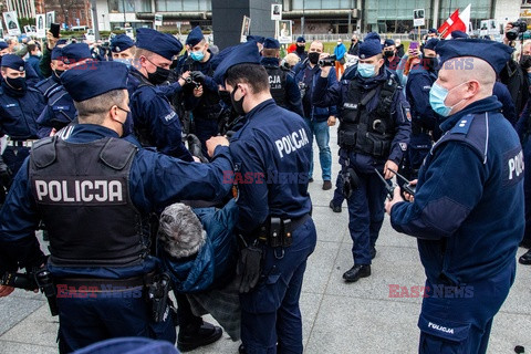 Policja wciąga Babcię Kasię do radiowozu