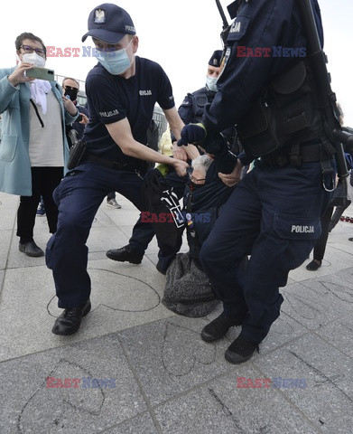 Policja wciąga Babcię Kasię do radiowozu