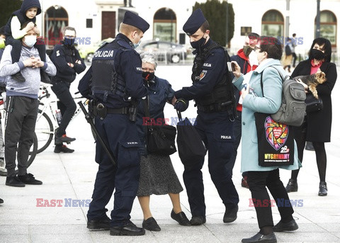 Policja wciąga Babcię Kasię do radiowozu