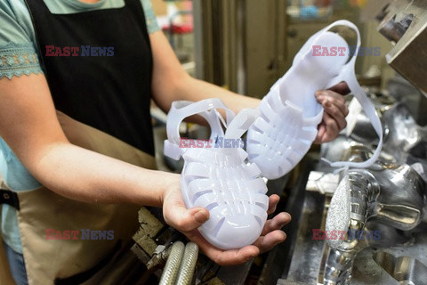 Produkcja plastikowych sandałów koło Nantes - AFP