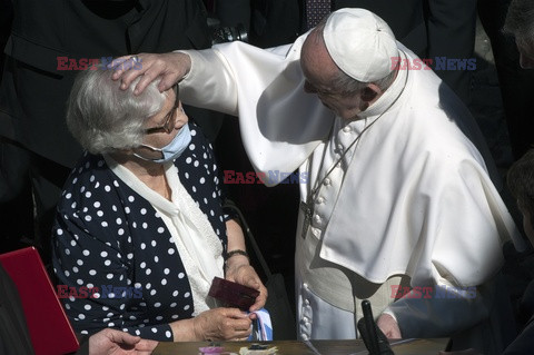 Papież Franciszek ucałował numer obozowy Lidii Maksymowicz