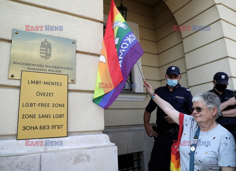 Protest pod ambasadą Węgier przeciw nowemu prawu anty-LGBT