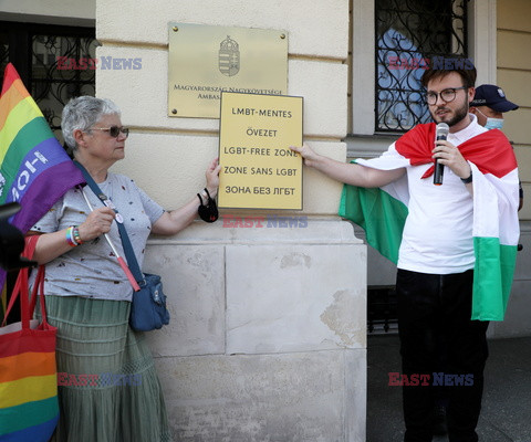 Protest pod ambasadą Węgier przeciw nowemu prawu anty-LGBT