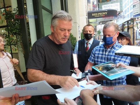 Alec Baldwin rozdaje autografy