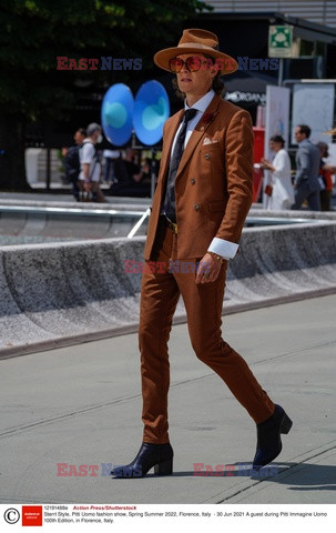 Street fashion na pokazach Pitti Uomo - lato 2022