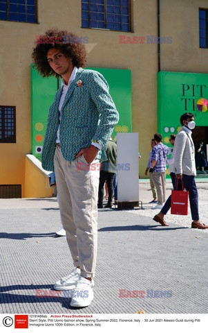 Street fashion na pokazach Pitti Uomo - lato 2022