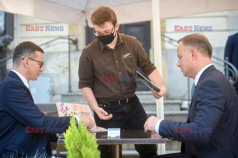 Mateusz Morawiecki i Andrzej Duda na lodach