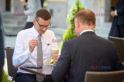 Mateusz Morawiecki i Andrzej Duda na lodach