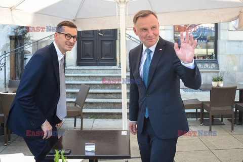 Mateusz Morawiecki i Andrzej Duda na lodach