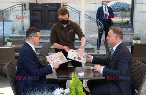 Mateusz Morawiecki i Andrzej Duda na lodach