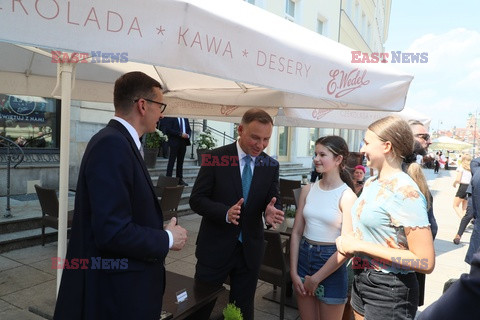 Mateusz Morawiecki i Andrzej Duda na lodach