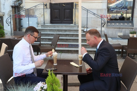 Mateusz Morawiecki i Andrzej Duda na lodach