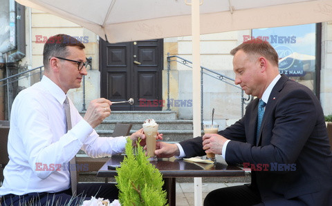 Mateusz Morawiecki i Andrzej Duda na lodach