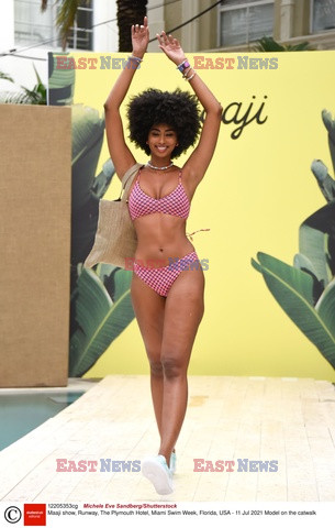 Pokazy Miami Swim Week 2021