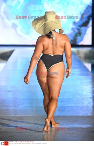 Pokazy Miami Swim Week 2021