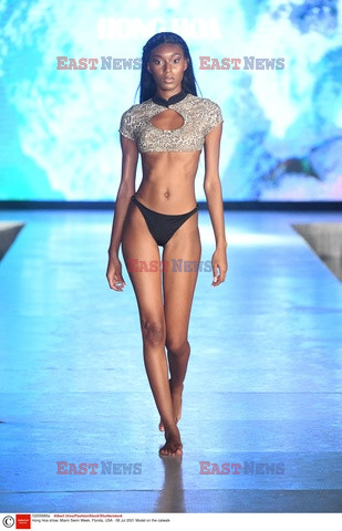 Pokazy Miami Swim Week 2021