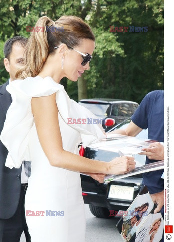 Kate Beckinsale w białej sukience