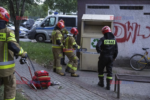 Mężczyzna w kontenerze PCK na odzież