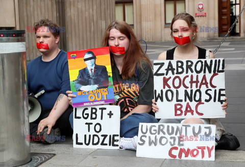 Aktywiści LGBT przypięli się do bramy MEiN