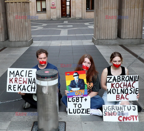 Aktywiści LGBT przypięli się do bramy MEiN