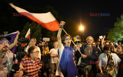 Protest przed Sejmem po przegłosowaniu lex anty-tvn