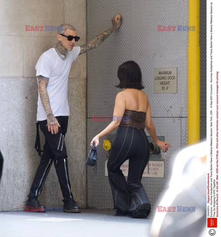Kourtney Kardashian i Travis Barker całują się na ulicy