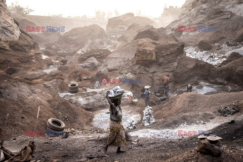 Ciężka praca w kopalni granitu - AFP