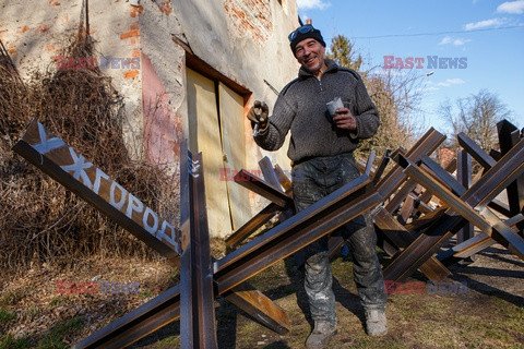 Wojna w Ukrainie - Ukraińcy spawają zapory przeciwczołgowe