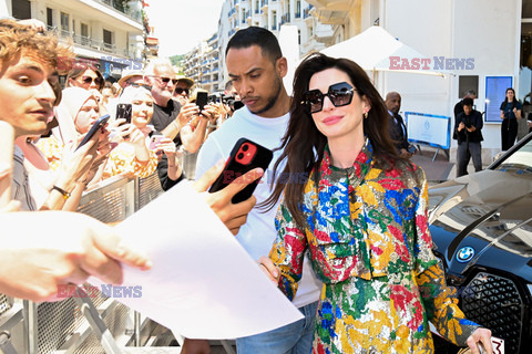 Anne Hathaway w kolorowej sukience w Cannes