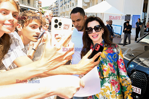 Anne Hathaway w kolorowej sukience w Cannes